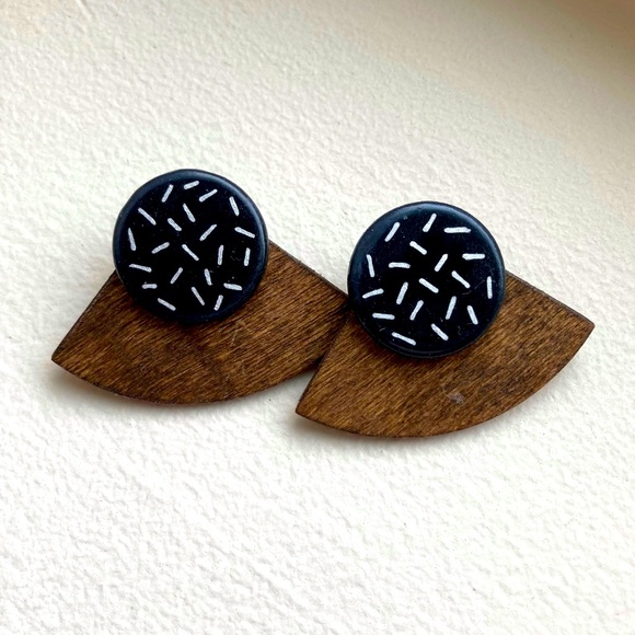 Retro wood and black stud earrings - Picture 1 of 2